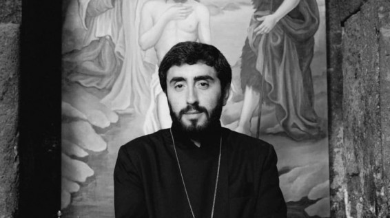 Փաշինյանը «որդեգրեց» Տեր Արամին՝ որպես «հոգևոր կցորդ»