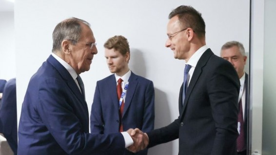 Лавров и Сийярто обменялись мнениями по ситуации на Украине
