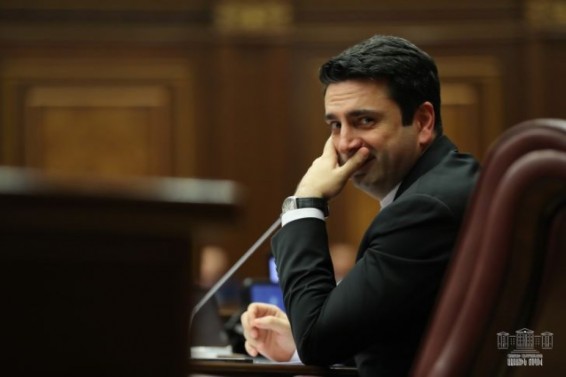 «Նենց որ՝ դուխով». Ալեն Սիմոնյանը վստահ է՝ ՀՀ նախկին նախագահները վախենում են գնալ Նիկոլ Փաշինյանի հետ բանավեճի