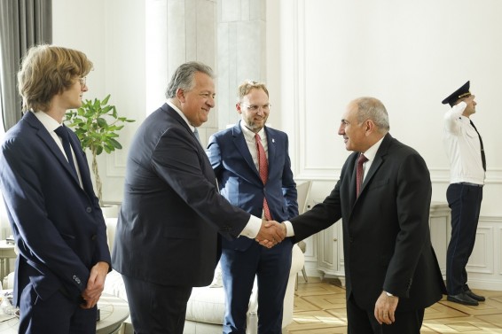 Փաշինյանը Ժան-Շառլ Սամուելյանի և Նուբար Աֆեյանի հետ առողջապահության ապահովագրության համակարգի ներդրման հարցն է քննարկել