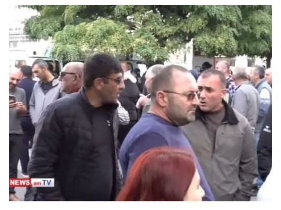 Протестующие дальнобойщики направились к зданию посольства РФ в РА