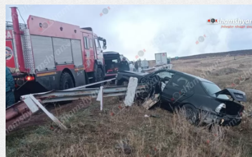 Արագածոտնում «Mercedes»-ը մխրճվել է երկաթե արգելապատնեշի մեջ. կան վիրավորներ