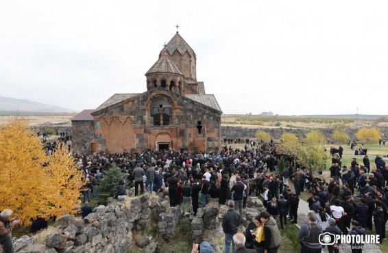 Հովհաննավանքում լրագրողների աշխատանքը խոչընդոտվել է․ ոստիկանությունը «պատշաճ է գործել», ասում է նախարարը