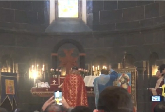 Գյումրիի Սուրբ Ամենափրկիչ եկեղեցում հնչեց Կաթողիկոսի և թեմի առաջնորդի անունները