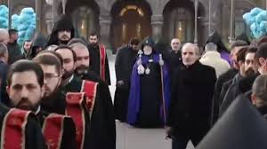 Վեհափառ Հայրապետը եկեղեցական թափորի ուղեկցությամբ գնում է ժամերգության Մայր տաճար