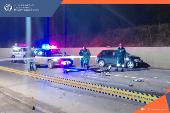 На трассе Капан—Ереван столкнулись легковой автомобиль и грузовик