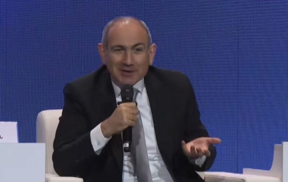 Էն կարմիր լույսը, որ մեր փողոցներում վառում է, լեգիտիմության խնդիր ունի, որովհետև պարզ չի, իսկ ով է որոշել, որ էդ կարմիր լույսը հենց տենց պետք է վառի. Փաշինյան (Տեսանյութ)