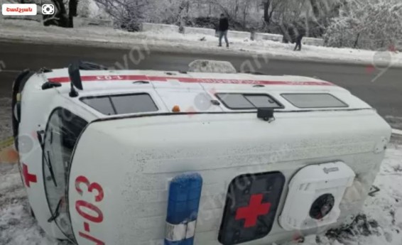 Մերկասառույցի պատճառով «Բերդ» ԲԿ-ի շտապօգնության մեքենան Թեղուտի մոտ կողաշրջվել է. բուժքույրը տեղափոխվել է հիվանդանոց