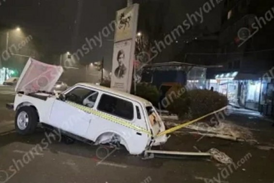 Երևանում բախվել են «Mercedes»-ն ու «VAZ» 21-21-ը․ վերջինի հետևի 2 անվահեծանները կոտրվել ու շպրտվել են