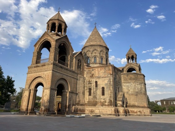 Հայ Առաքելական Սուրբ Եկեղեցին իշխող կուսակցության գրասենյակը չէ. Կաթողիկոսական Աթոռը վարչապետի գրպանի խաղալիքն ու «կադրային ռեզերվը» չէ