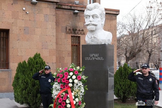 Արփինե Սարգսյանը ծաղիկներ է խոնարհել Հայաստանի առաջին հանրապետության հիմնադիր Արամ Մանուկյանի կիսանդրուն