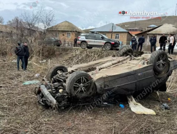 Ճամբարակում «BMW»-ն մի քանի պտույտ գլորվելով՝ գլխիվայր հայտնվել է դաշտում․ կան տուժածներ