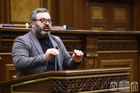 Մարդը քրոնիկ ստախոս է, առավոտվա ասածը կեսօրին հերքում է, երկիրը չեն կարող կառավարել «ուրախ ավտոբուսի» տրամաբանությամբ. Դանիելյան