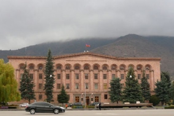 Վանաձորի համայնքապետարանից մեկ տասնյակ աշխատակիցներ են բերման ենթարկել