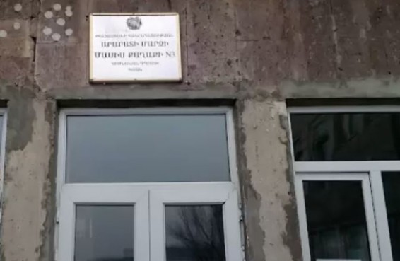 Մասիսի 3-րդ դպրոցի հետնամասում 3 անչափահասներ ձեռքերով և ոտքերով հարվածներ են հասցրել 13-ամյա տղային՝ պատճառելով մարմնական վնասվածքներ