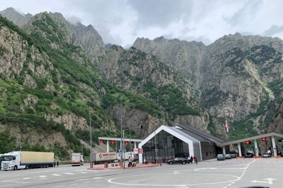 Լարսը բաց է