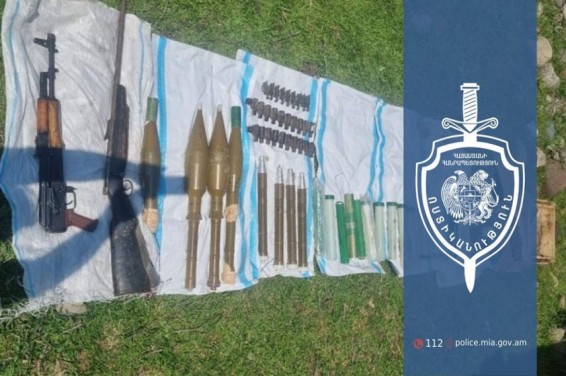 Քրեական ոստիկանները քաղաքացու նշած վայրում ինքնաձիգեր, նռնականետի արկեր և փամփուշտներ են հայտնաբերել