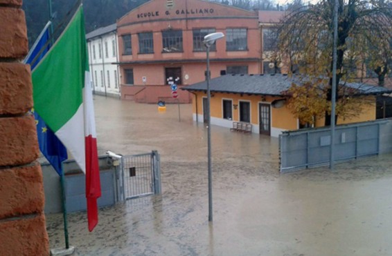 Photo. Իտալիայում գետը դուրս է եկել ափերից, մարդիկ տարհանվում են