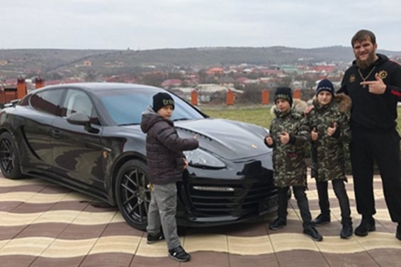 Կադիրովի որդիները մարտարվեստի իրենց մարզչին Porsche Panamera են նվիրել