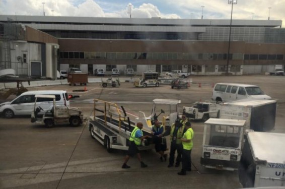 ԱՄՆ օդանավակայանում ուղևորուհին վայրէջքի ժամանակ դուրս է ցատկել ինքնաթիռից