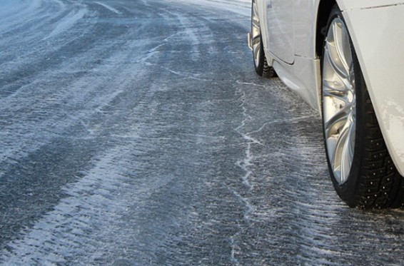 Վարդենյաց լեռնանցքում, Ապարան-Արագած ավտոճանապարհին առկա է մերկասառույց