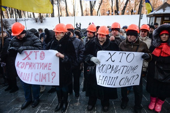 У здания правительства Украины митингуют рабочие