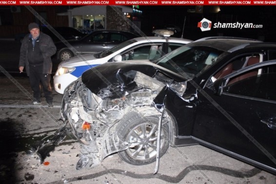 Երևանում Infiniti-ն բախվել է ոստիկանական 2 մեքենայի. shamshyan.com