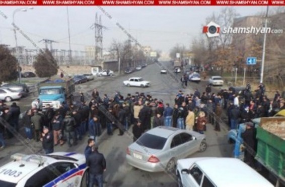 «Նաիրիտի» աշխատակիցները փակել են գործարան տանող ճանապարհը