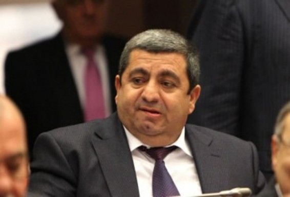 Թող մեծահարուստի երեխեքն էլ ծառայեն, որ հավասար լինի բոլորի համար