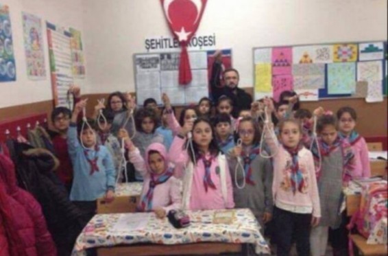 Թուրքիայում հայազգի պատգամավորի և նրա թիմակիցների ջանքերով աշակերտներին կախաղանի պարանով լուսանկարած ուսուցիչն ազատվել է աշխատանքից