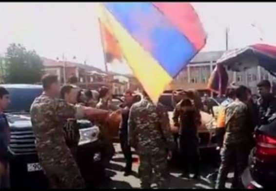 Եռատոնի առթիվ երիտասարդները Ստեփանակերտում ավտոմեքենաներով ֆլեշմոբ են կազմակերպել