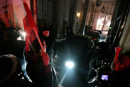 Վարշավայում ցուցարարներն արգելափակել են խորհրդարանի շենքի ելքերը