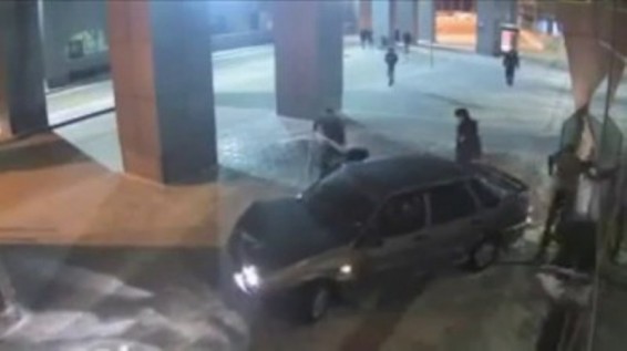 Video. Գինովցած վարորդը ավտոմեքենայով ներխուժել է Կազանի օդանավակայանի ուղևորատար տերմինալ
