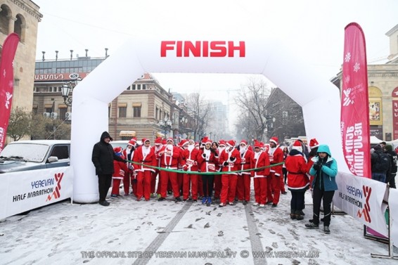 Երևանում անցկացվել է Ձմեռ պապերի Ամանորի բարեգործական վազքարշավ