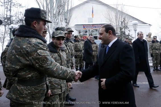 Քաղաքապետ Տարոն Մարգարյանը գալիք տոների առթիվ շնորհավորել է զինծառայողներին