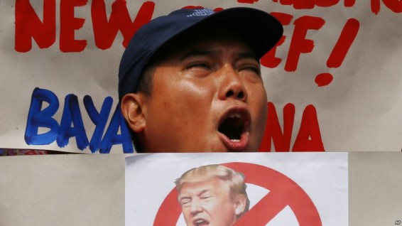 Демонстранты готовятся к протестам в день инаугурации Трампа