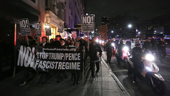 Полиция применила газ во время демонстрации противников Трампа в Вашингтоне