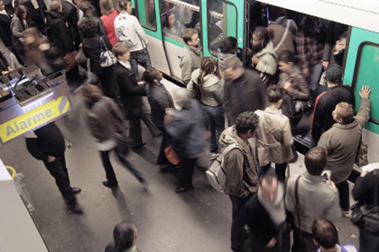 Փարիզում դանակով զինված տղամարդը հարձակում է գործել ուղևորների վրա