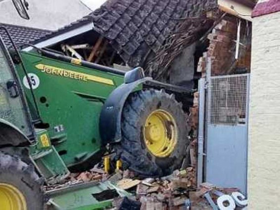 Գերմանիայում կողոպտիչներն անկիզելի պահարանին հասնելու համար տրակտորով քանդել են տան պատը