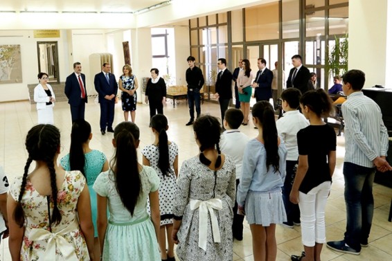 Video. Երևանի Արմեն Տիգրանյանի անվան երաժշտական դպրոցի սաներին վերադարձից հետո հյուրընկալել է Երևանի քաղաքապետը