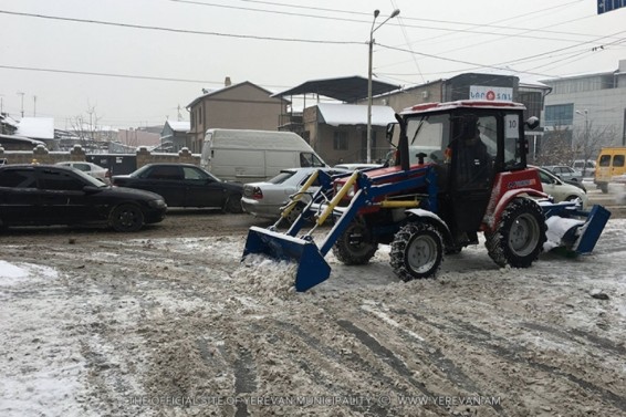 Գիշերվանից մեկնարկած ձնամաքրման, ինչպես նաև փողոցներն աղի և ավազի խառնուրդով մշակման աշխատանքները շարունակվում են
