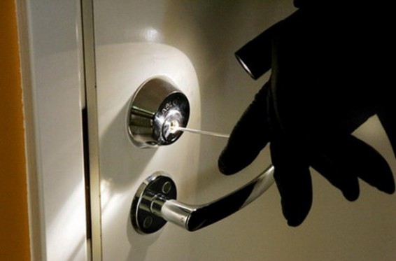 Երևանում տարեց ամուսինների բնակարանից կատարված գողությունը բացահայտվել է. 2 անձ ձերբակալվել է