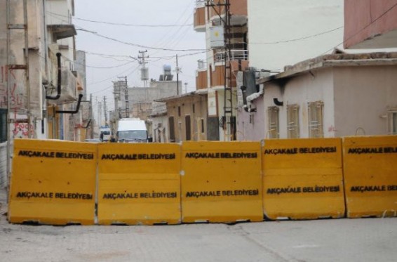 Ուրֆայում քրդերից պաշտպանվելու համար թաղապետարանների ու զորամասերի շենքերի շուրջ պատնեշներ են շարվում