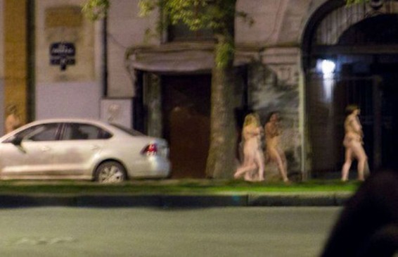 В Санкт-Петербурге 11 проституток и их клиентов выгнали обнажёнными на улицу