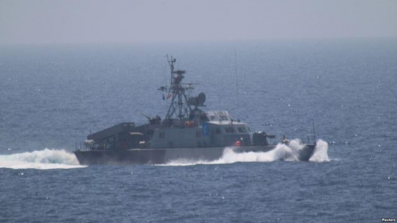 Кораблю ВМС США пришлось изменить курс из-за сближения с иранскими судами