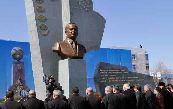 Թուրքմենստանում կանգնեցվել է Ուզբեկստանի հանգուցյալ նախագահի հուշարձանը