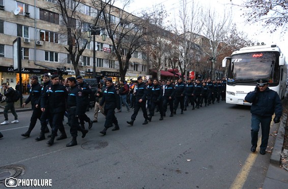 Աբովյան-Սայաթ Նովա փողոցների խաչմերուկում լարված իրավիճակը հանդարտվեց. Երթը շարունակվում է