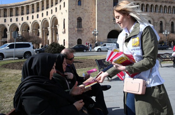 Իրանցի զբոսաշրջիկներին են բաժանվել երկլեզու քարտեզներ և տեղեկատվական ուղեցույցեր