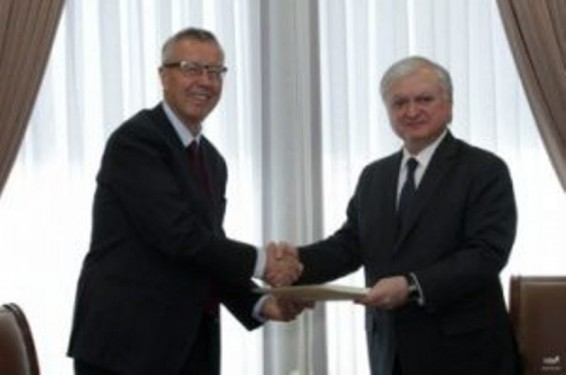 Նոր Զելանդիայի նորանշանակ դեսպանը հավատարմագրերի պատճենն է հանձնել Հայաստանի արտգործնախարարին   Նյութի աղբյուր Elq.am