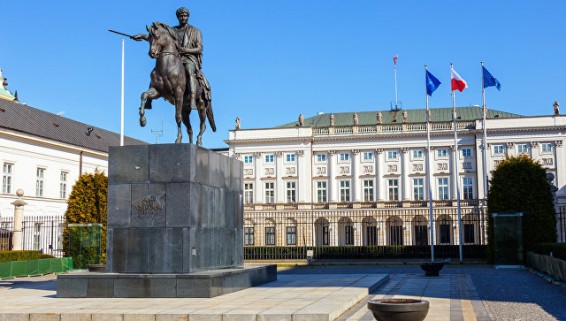 В Польше призвали не спешить обвинять РФ из-за обстрела консульства в Луцке
